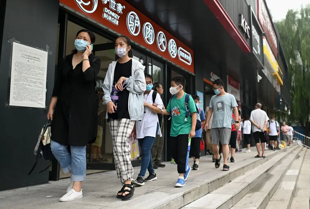 En China, los alumnos que tienen que hacer malabares con sus múltiples cursos y clases son apodados polluelos sobreexcitados, en referencia a la hiperestimulación permanente promovida por sus padres.