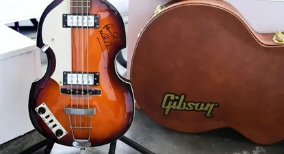 Bajo Hofner firmado por Paul McCartney
