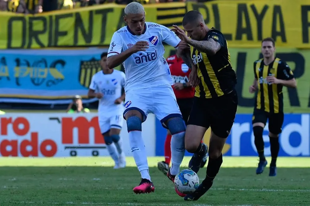 Leo Coelho ante Franco Fagúndez