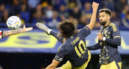 La pirueta de Edinson Cavani en el gol que le anularon