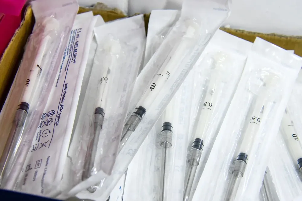 El gobierno dijo que con la compra de vacunas contra el covid-19 hay dosis suficientes para abarcar a toda la población habilitada