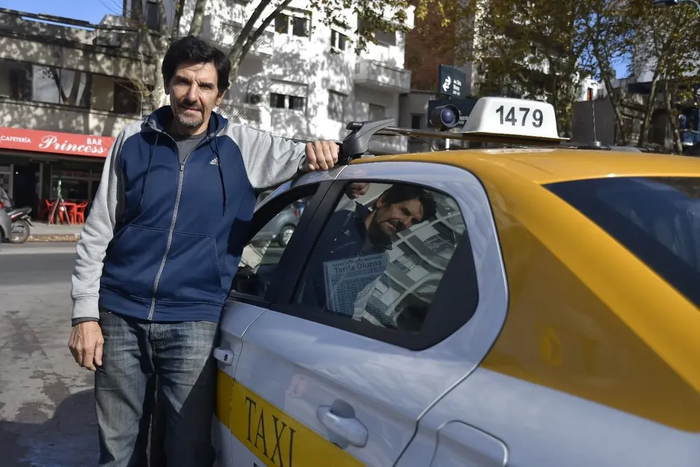 Jorge Cardaccio en la actualidad; al igual que muchos años atrás, sigue trabajando en el taxi