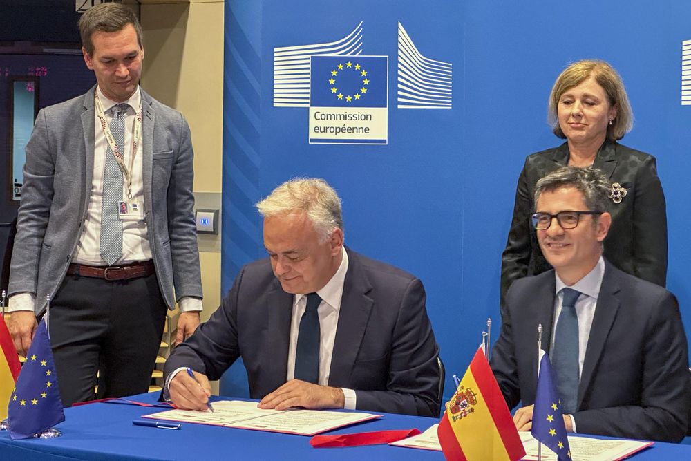 Félix Bolaños y Esteban González Pons firman en Bruselas el acuero para renovar el CGPJ