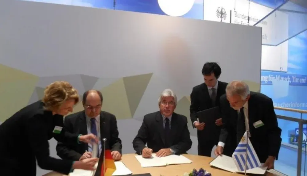 Aguerre y el ministro alemán Christian Schmidt firman el acuerdo de cooperación en acto realizado en Berlín.