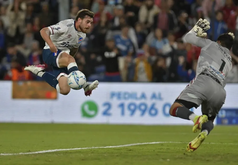 Minuto 27: Trezza recibió un pase largo de Zabala y busca de derecha quebrar la resistencia de Ichazo