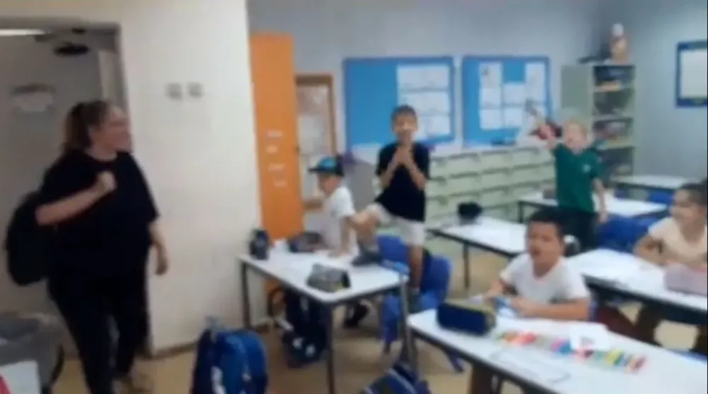 El emocionante recibimiento de niños israelíes a una maestra uruguaya luego del título mundial de la selección sub 20