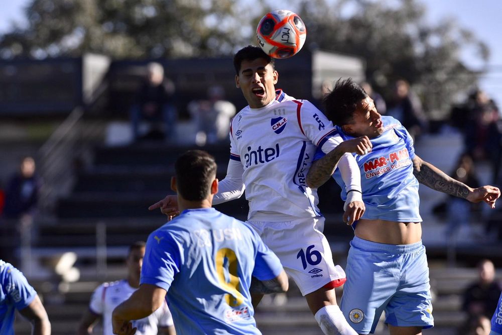 Lucas Villalba de Nacional ante Montevideo City Torque por el Torneo Intermedio