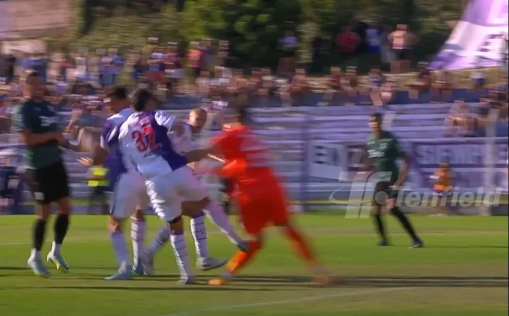 La patada que recibió Odriozola y lo lesionó