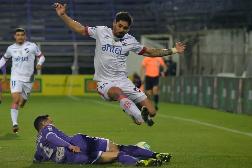 González barre a Cougo