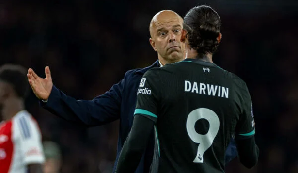 Darwin Núñez es saludado por su técnico en Liverpool, Arne Slot