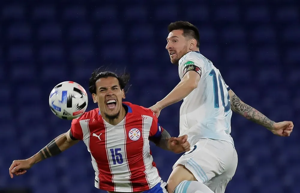 Gustavo Gómez y Lionel Messi