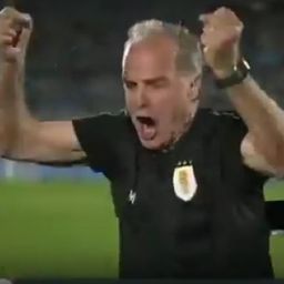 El festejo desaforado de Marcelo Bielsa tras el triunfo de la selección de Uruguay ante Colombia por Eliminatorias El festejo desaforado de Marcelo Bielsa tras el triunfo de la selección de Uruguay ante Colombia por Eliminatorias