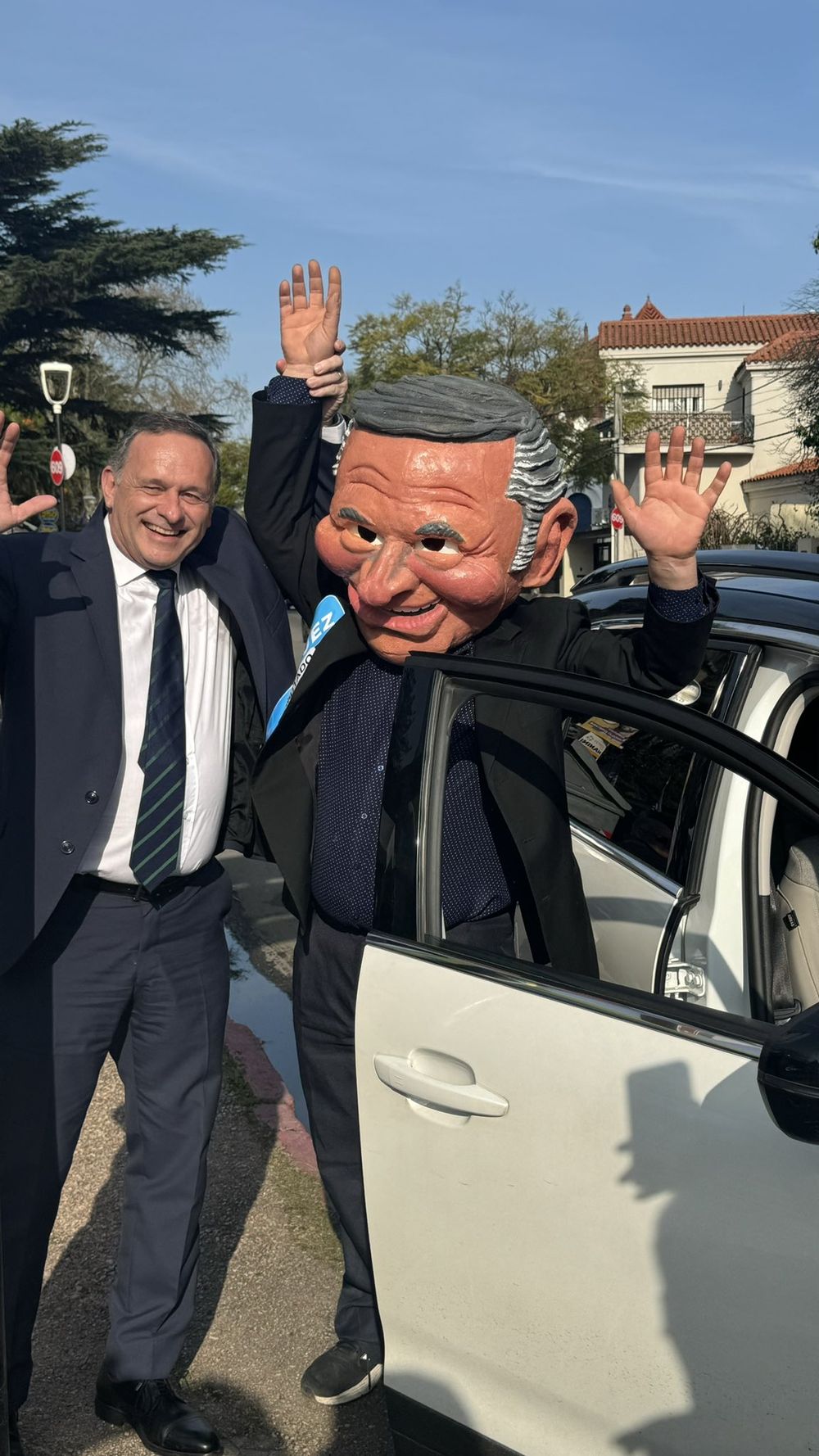 Edil del Partido Nacional se presentó con un cabezudo de Delgado