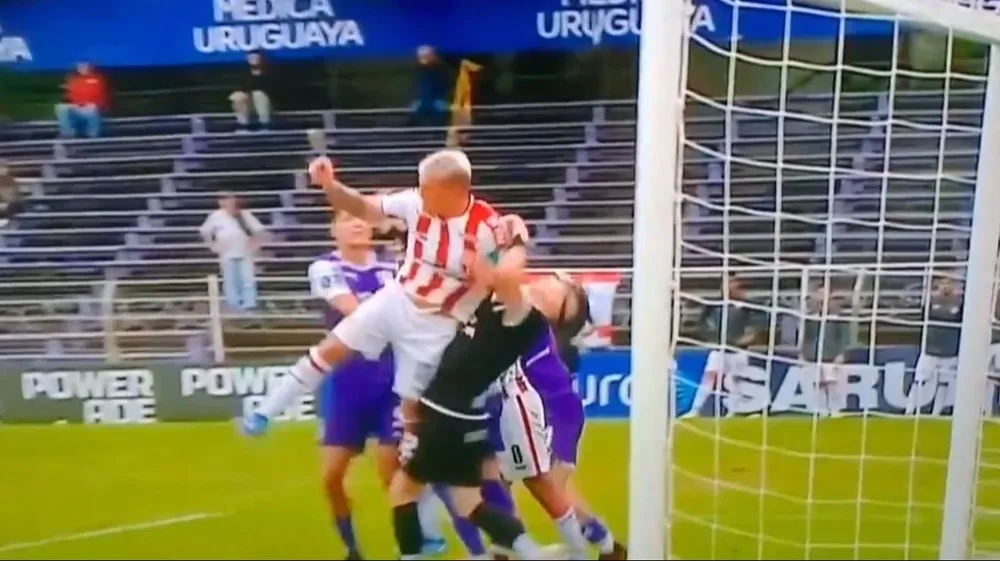 El momento de la agresión de Almeida a Dawson que no fue advertida por el árbitro Feres ni por el VAR