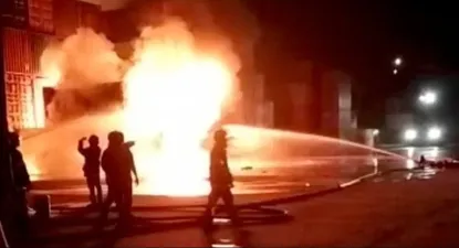 Bomberos luchando contra el incendio