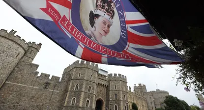 Los ferroviarios y carteros británicos anunciaron la interrupción de su movilización tras el deceso de la reina Isabel II.