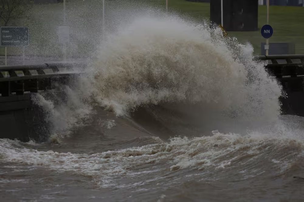 La crecida del Río de la Plata, por otra parte, según las primeras proyecciones podría provocar una pleamar.