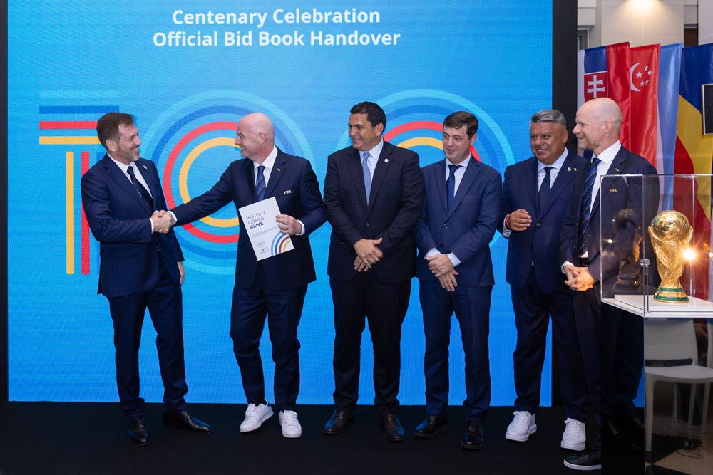 Gianni Infantino recibiendo la candidatura 2030 junto a Alejandro Domínguez, Robert Harrison, Ignacio Alonso y Claudio Tapia