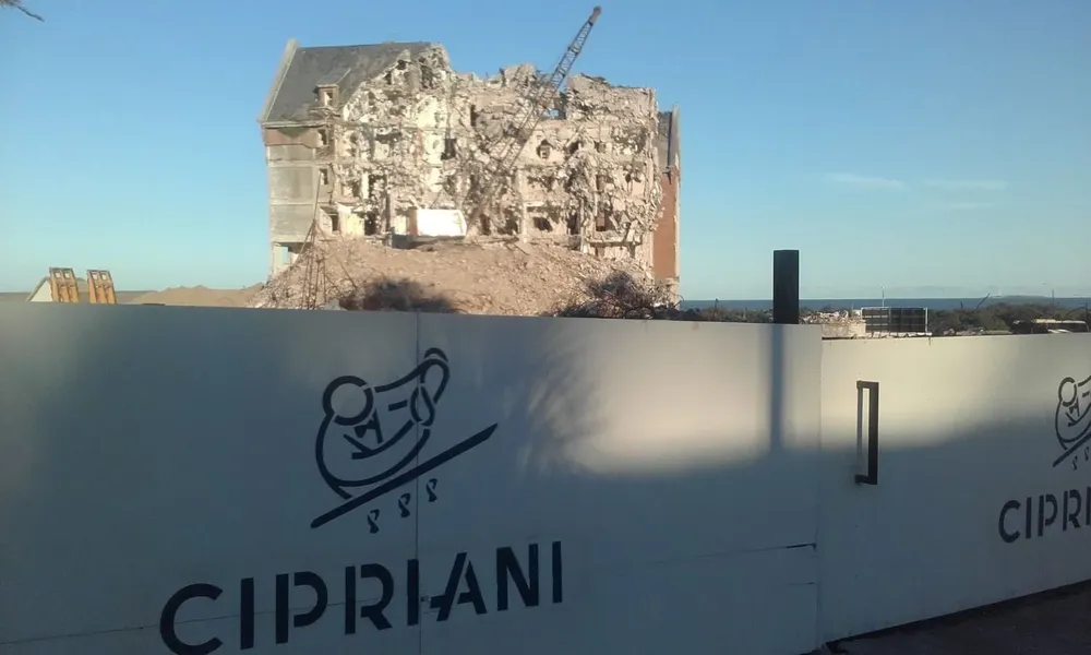La demolición del hotel San Rafael en Punta del Este en abril de 2019.