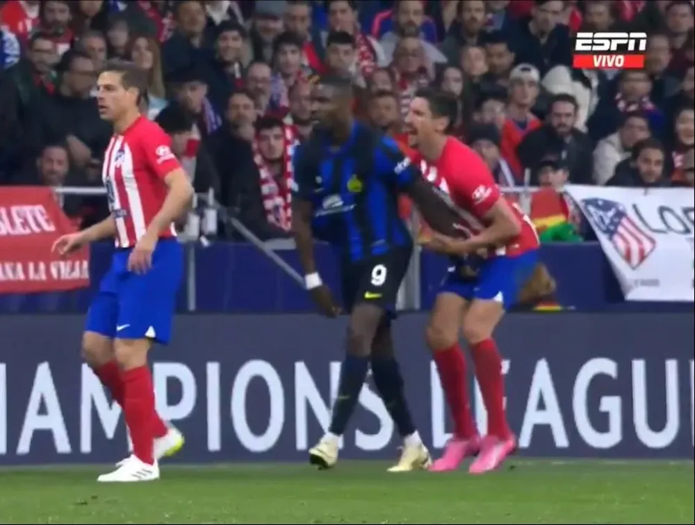 El doloroso agarrón de Thuram a Savic en sus partes íntimas