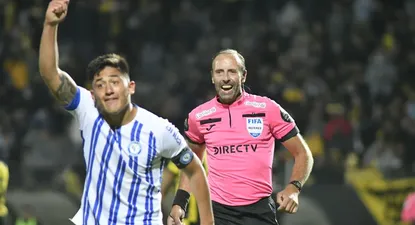 Mauro Brasil, de Cerro Largo, y el árbitro Daniel Fedorczuk