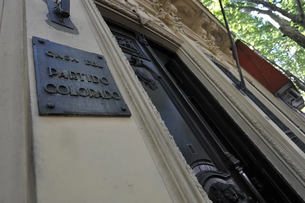 Fachada de la casa del Partido Colorado