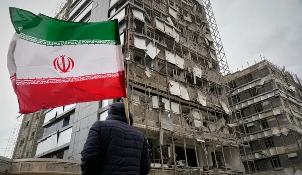 Un hombre sujeta una bandera iraní tras un ataque en Teherán, Irán, el 2 de marzo del 2026.&nbsp;