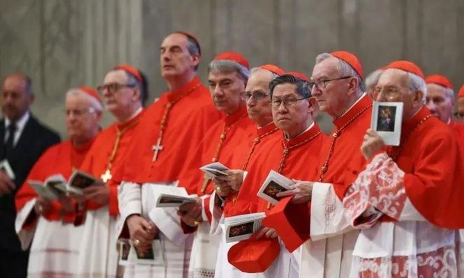 Entre los considerados papables están el cardenal Pietro Parolin (segundo en la primera fila, desde la derecha) y el cardenal Luis Antonio Tagle (junto a Parolin).