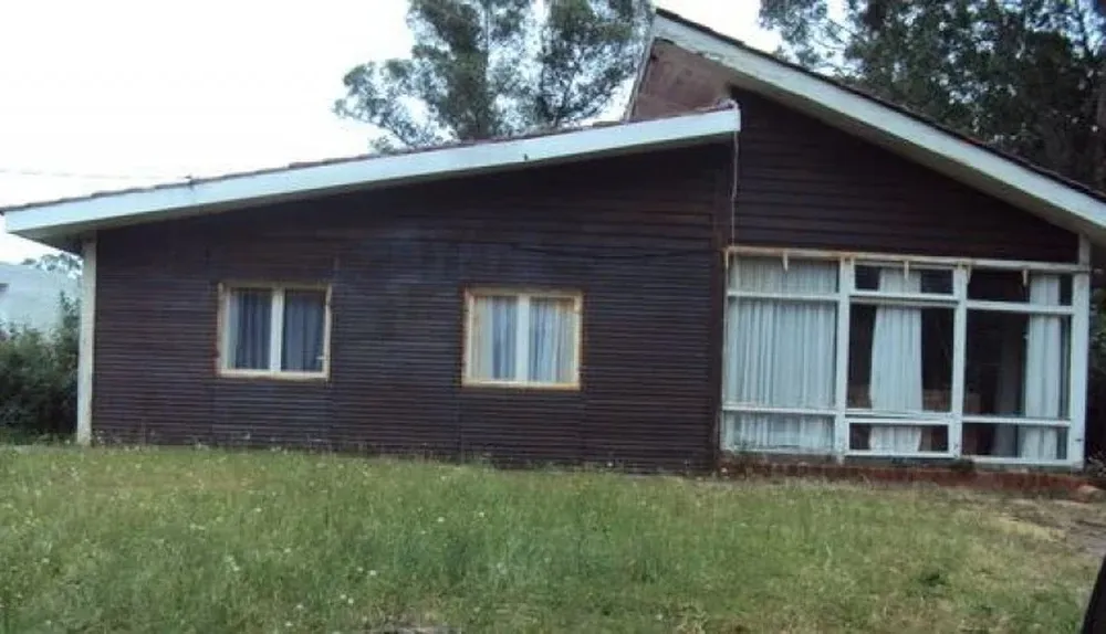 Frente de la vivienda que se subastará en Piriápolis