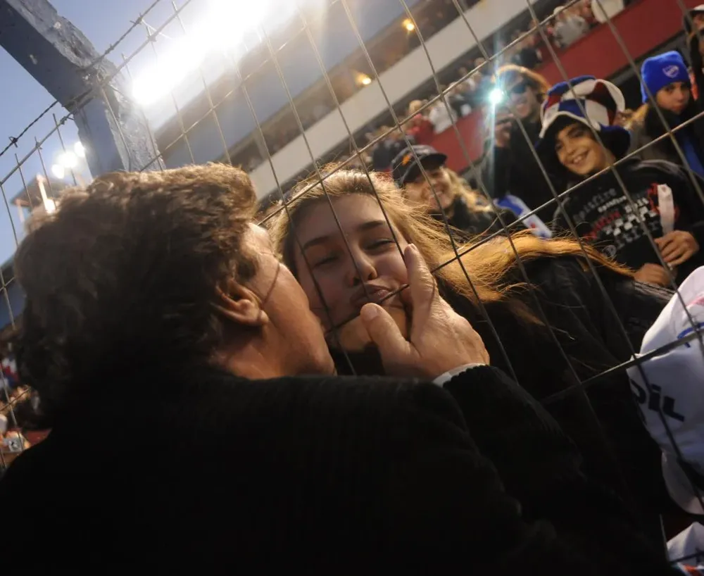 El técnico tricolor le da un beso a una de sus hijas