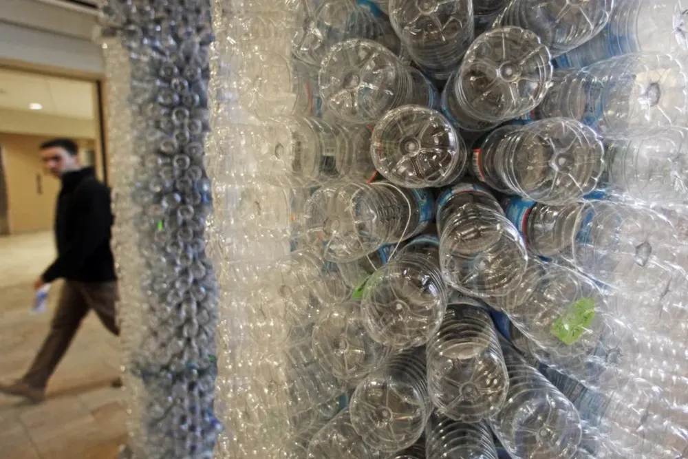 Una escultura hecha con botellas de plástico en el campus de la Universidad de Vermont