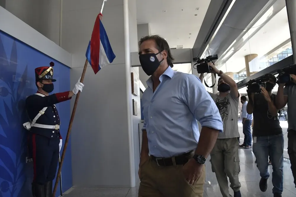 Lacalle Pou cierra el año con una aprobación del 50%, según Equipos