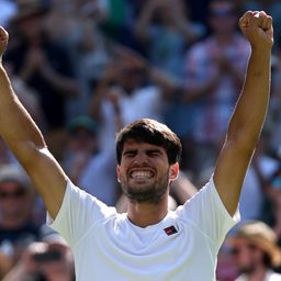 Carlos Alcaraz se impuso a Taylos Fritz en semifinales de Wimbledon. EFE