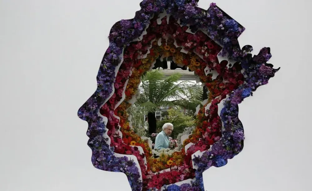 La Reina Isabel II en una exhibición de flores en Londres.
