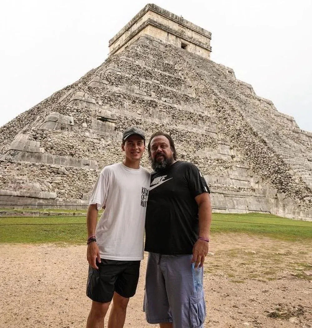 Facundo Pellistri junto a su padre en la pirámide de Chichén Itzá en México