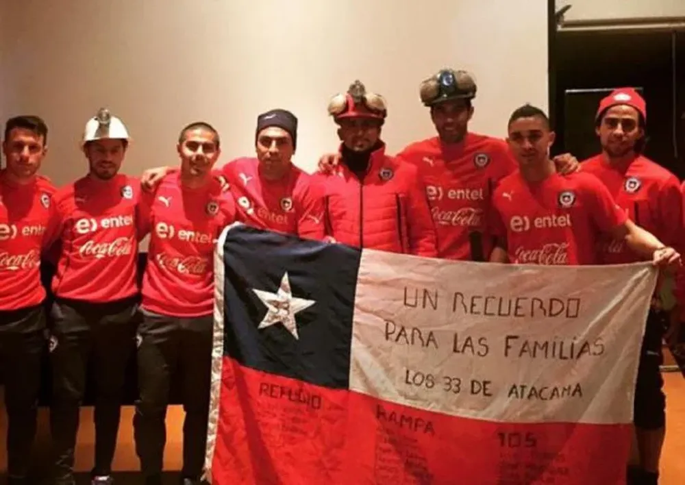 Los jugadores de Chile en la función de la película de los mineros