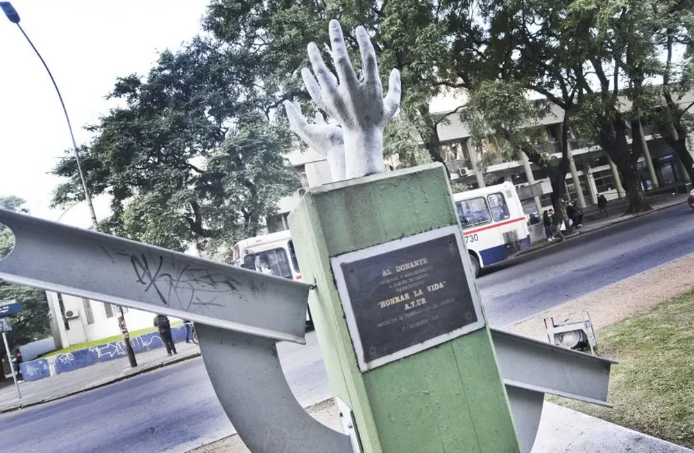 El monumento en agradecimiento a los donantes fue inaugurado en 2002 frente al Obelisco