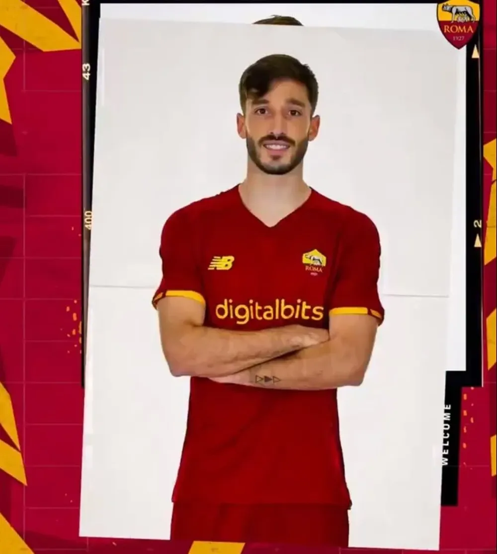 Matías Viña fue presentado por Roma este domingo