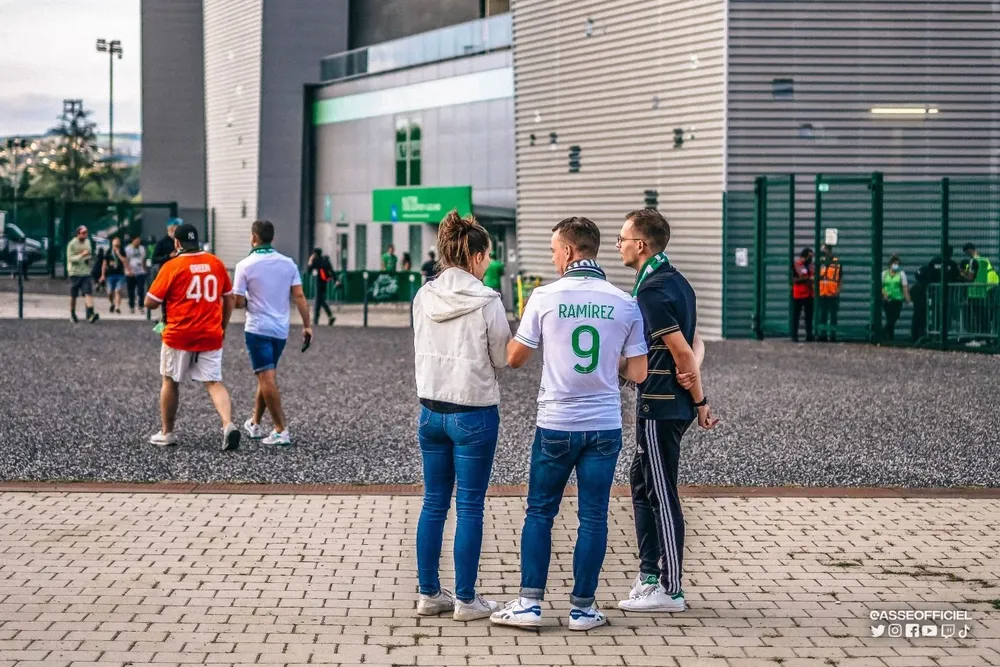 Los hinchas del Saint-Étienne con la 9 del Colo