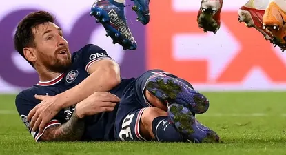 Messi sonríe en el piso