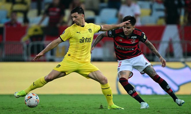 Maximiliano Silvera y Erick Pulgar en Flamengo vs Peñarol