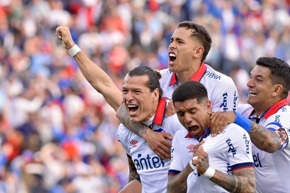 Nacional festeja el gol de Federico Santander ante Peñarol