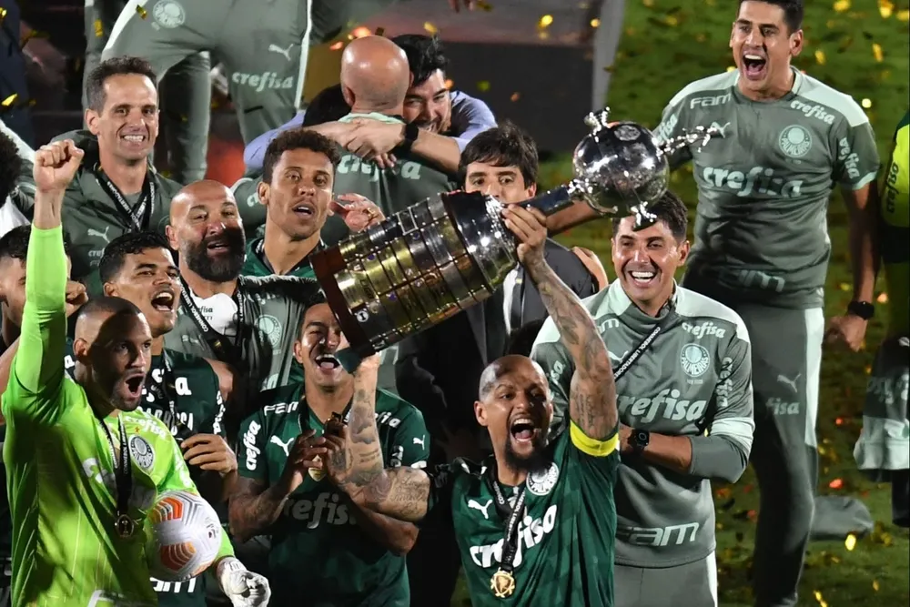 Felipe Melo, capitán del Palmeiras, alza la copa Libertadores Felipe Melo, capitán del Palmeiras, alza la copa Libertadores