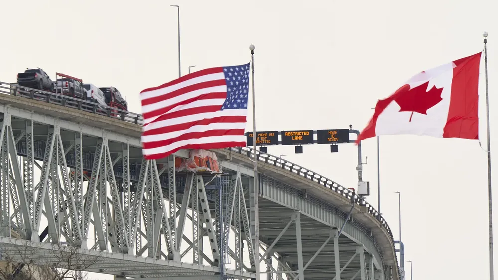 Las banderas de Estados Unidos y Canadá ondean cerca del paso fronterizo del puente Blue Water, en el lado de Michigan del cruce internacional entre Port Huron (Michigan) y Sarnia (Ontario).&nbsp;