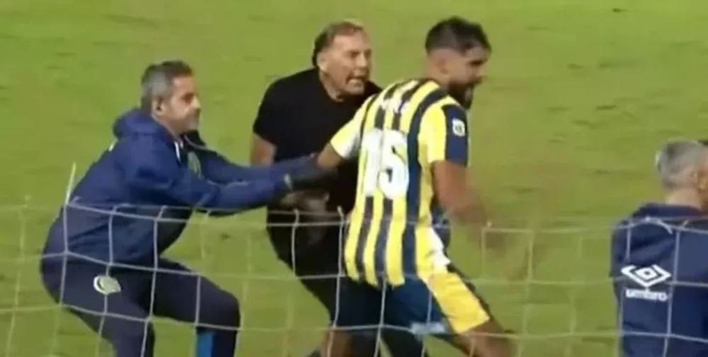 Miguel Russo y un ayudante intentan detener a Facundo Mallo