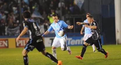 Rodrigo Amaral maniobrando ante Rodrigo De Oliveira