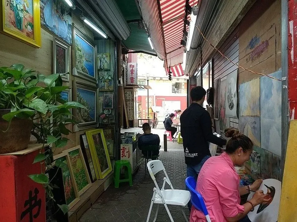 trabajando en Dafen Oil Painting Village en Shenzhen, China