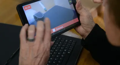 buscan voluntarios para ayudar a personas mayores a usar tecnologia y extienden servicios del ibirapita