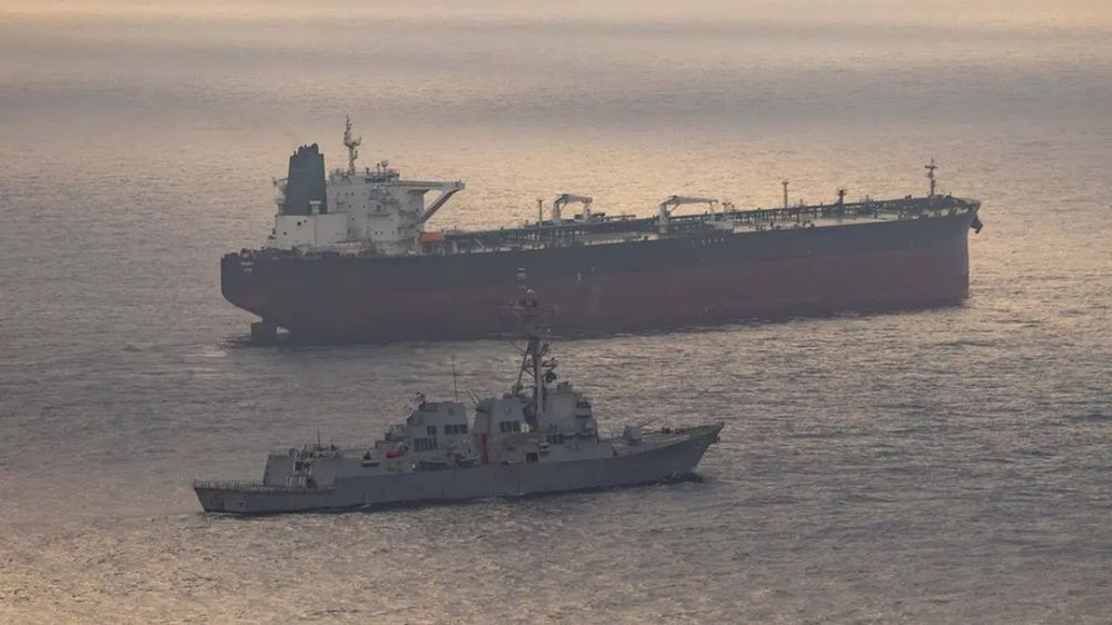 El destructor de misiles guiados USS Rafael Peralta bloquea un barco con bandera iraní que intenta navegar hacia un puerto en Irán.