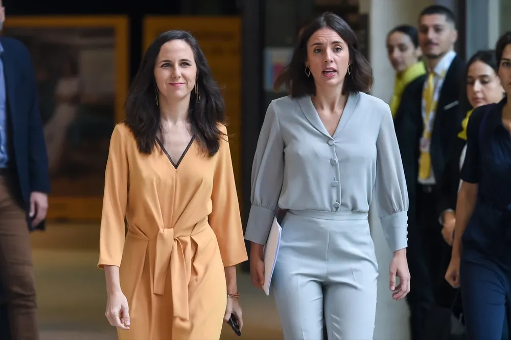 a ministra de Derechos Sociales y Agenda 2030 en funciones, Ione Belarra (i), junto a la ministra de Igualdad en funciones, Irene Montero (d).